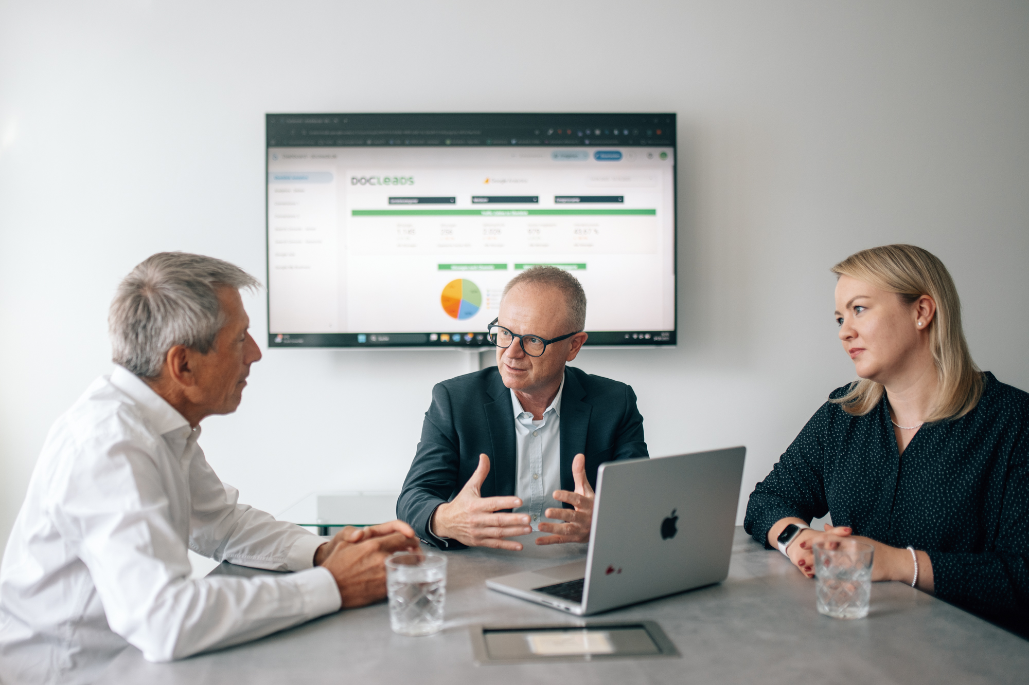 Kunde im Gespräch mit Docleads.