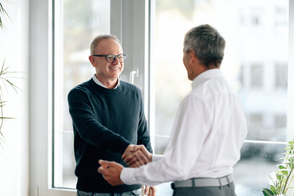 Markus Reif im Gespräch mit einem Kunden.