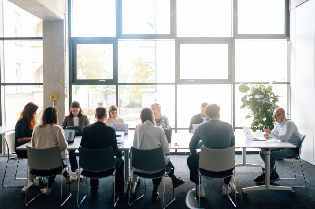 Das Docleads-Team bei einer Besprechung.