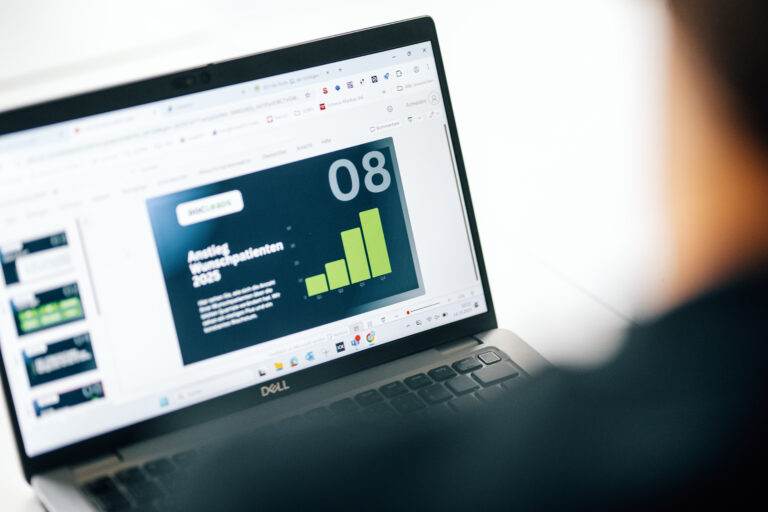 Docleads-Team bei der Arbeit an einer Kampagne für eine Zahnarztpraxis