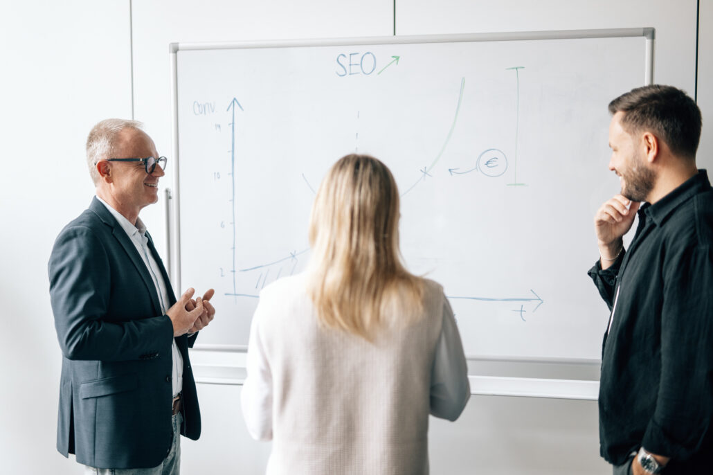 Markus, Jessica und Mike in einem Gespräch.