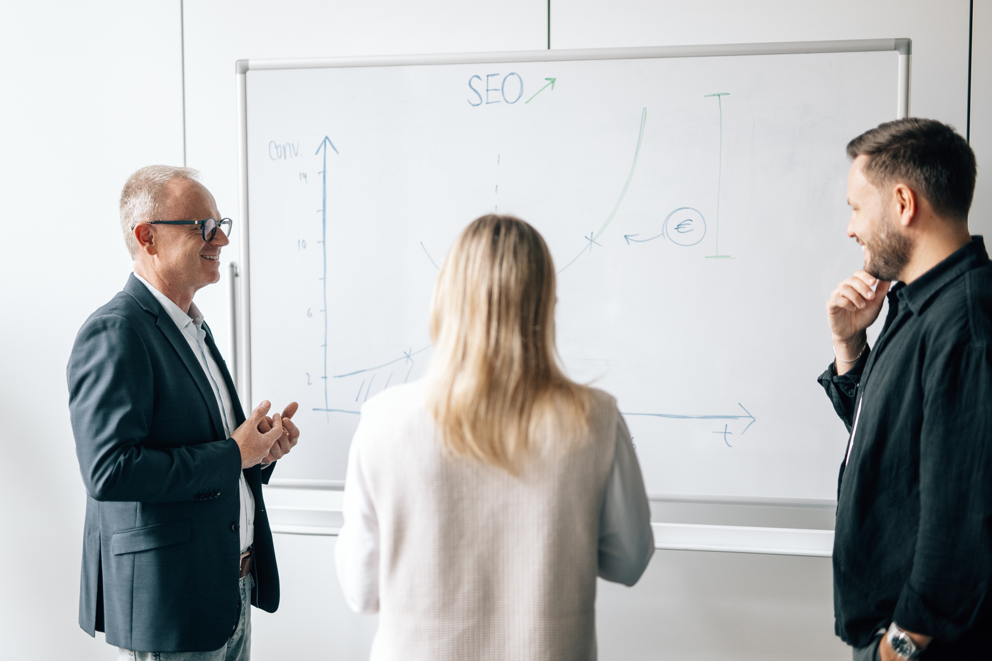 Markus, Jessica und Mike in einem Gespräch.