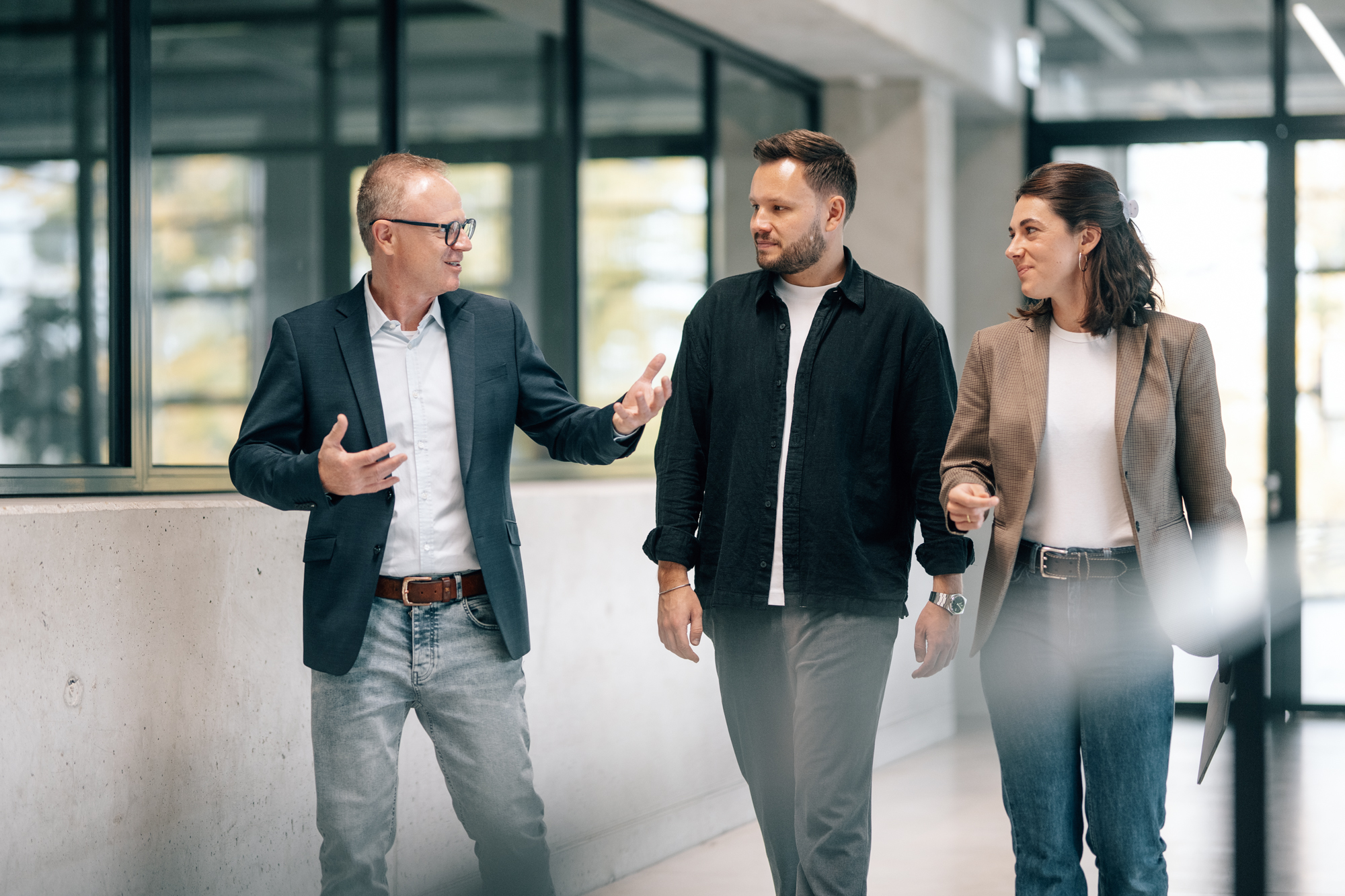 Markus, Mike und Alicia im Gespräch.