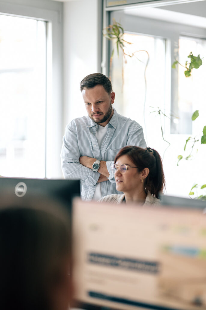 Mike erklärt Katja etwas.