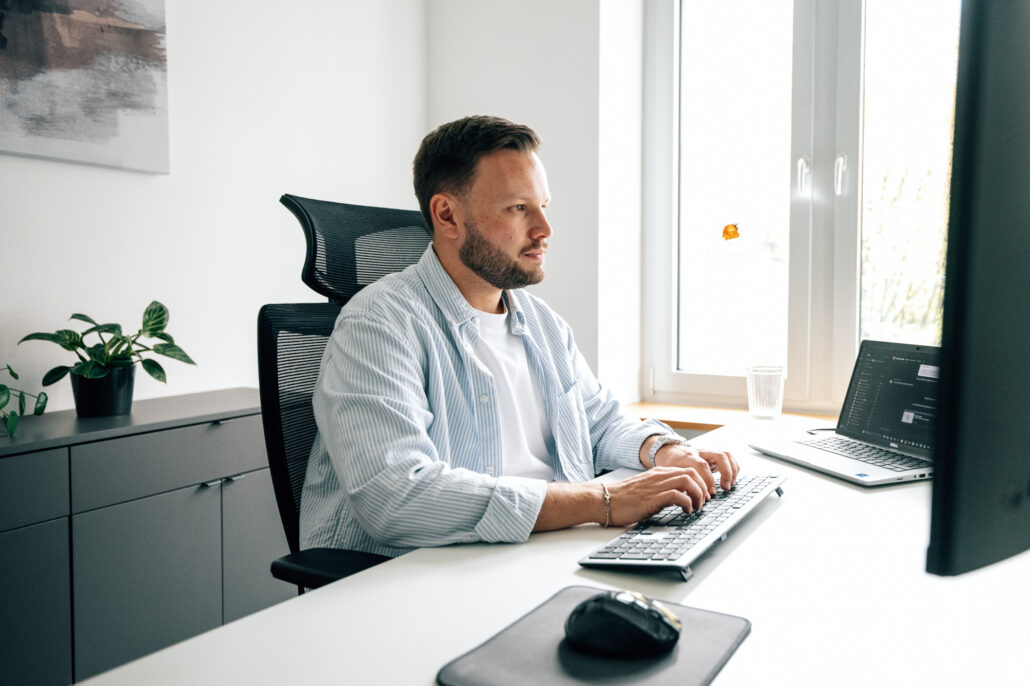 Mike Hazen beim arbeiten.