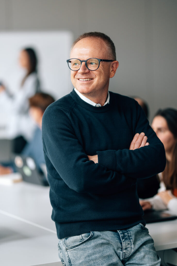 Markus Reif angelehnt an einen Tisch.