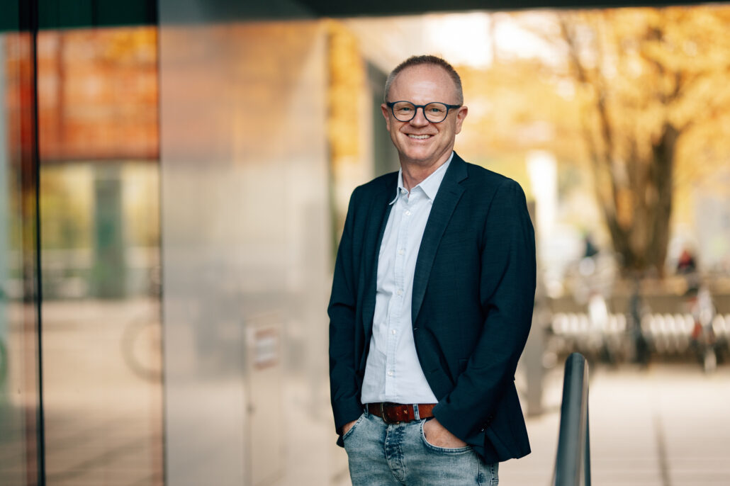 Markus Reif im lächelt in die Kamera.