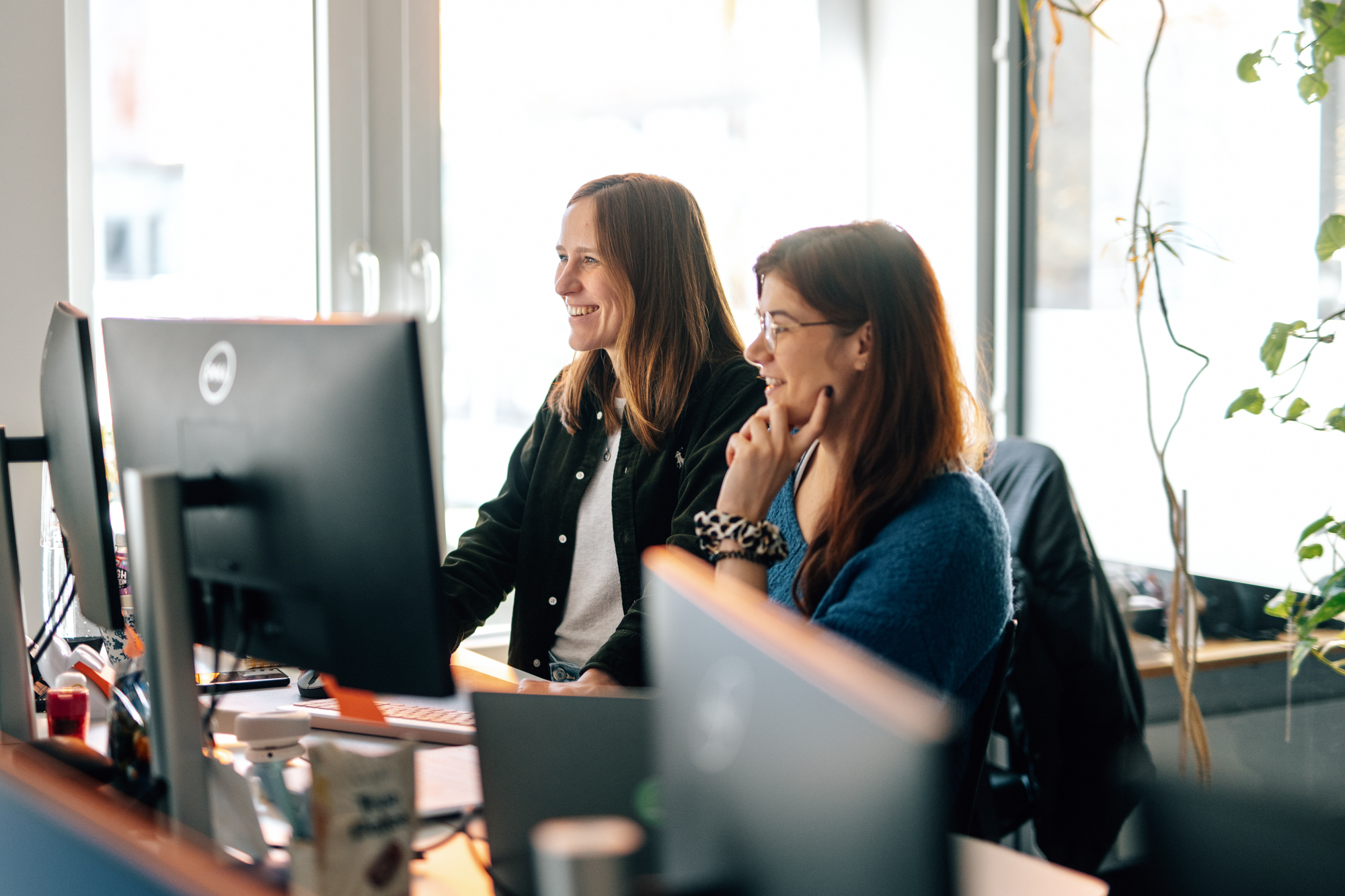 Constanze und Katja in einer Besprechung.