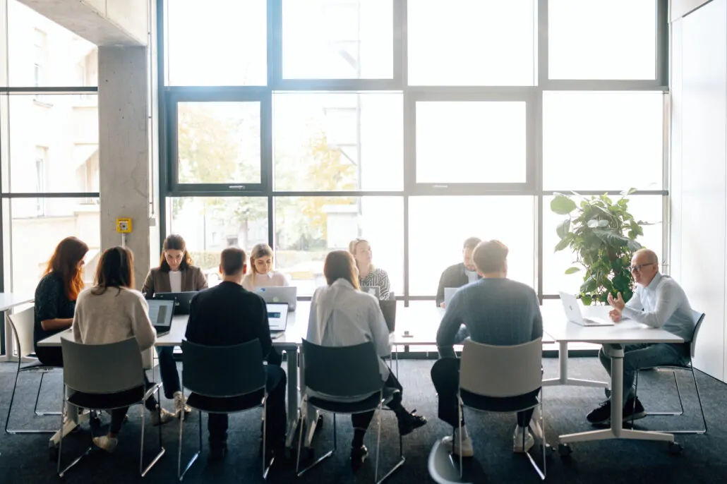 Das Docleads-Team bei einer Besprechung.