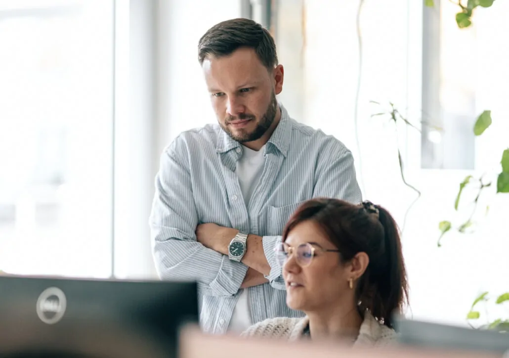 Mike und Katja während der Arbeit.